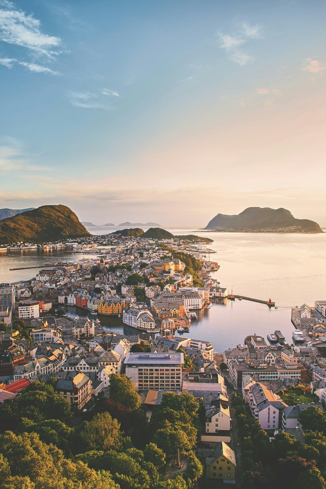 Ålesund sett fra Aksla i solnedgang, med byen og fjordene rundt